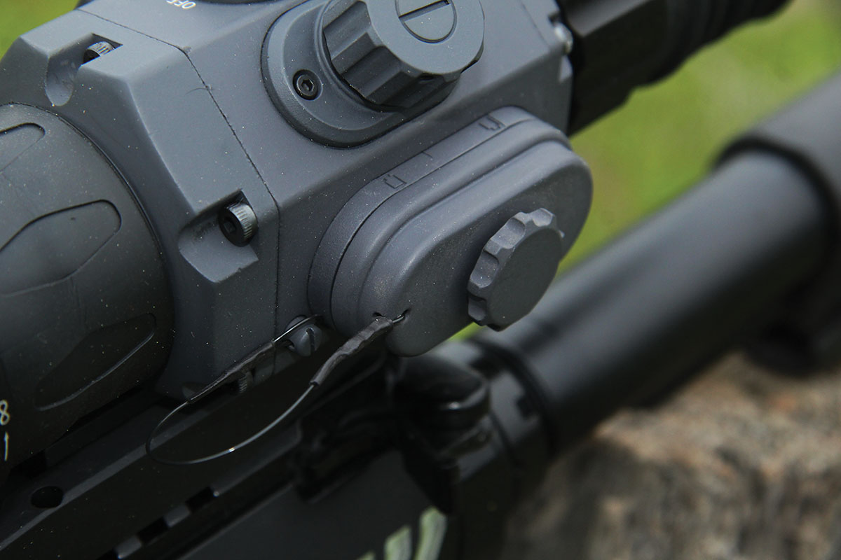 Armasight’s Contractor 640 is powered by two common CR123A lithium batteries, which provide up to four hours of continuous use. This is a  welcome feature for hog or predator hunters who engage in all-night hunts.